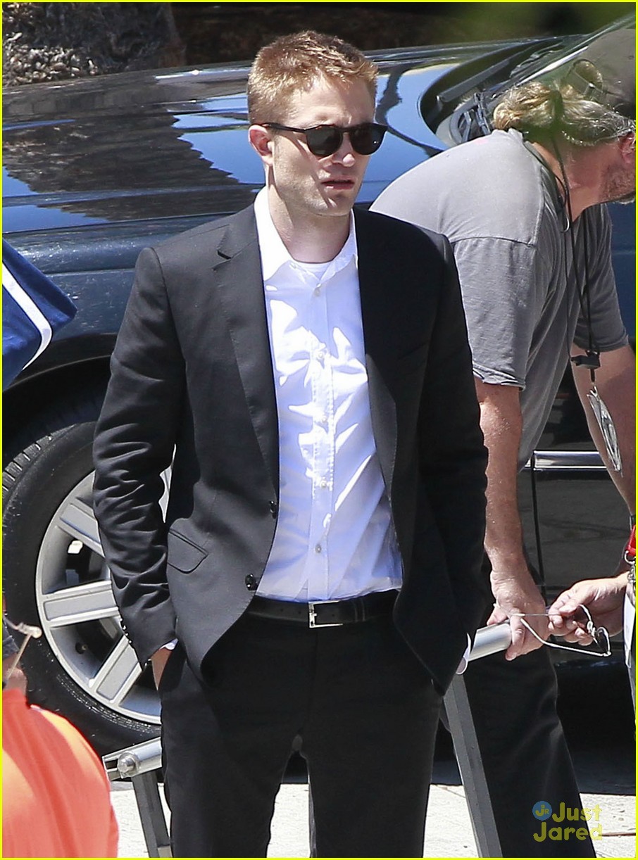 robert pattinson suits up for maps 22