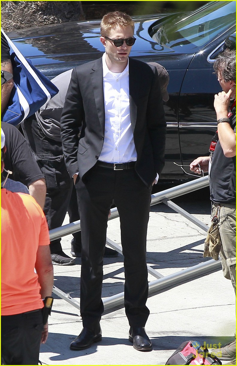 robert pattinson suits up for maps 23