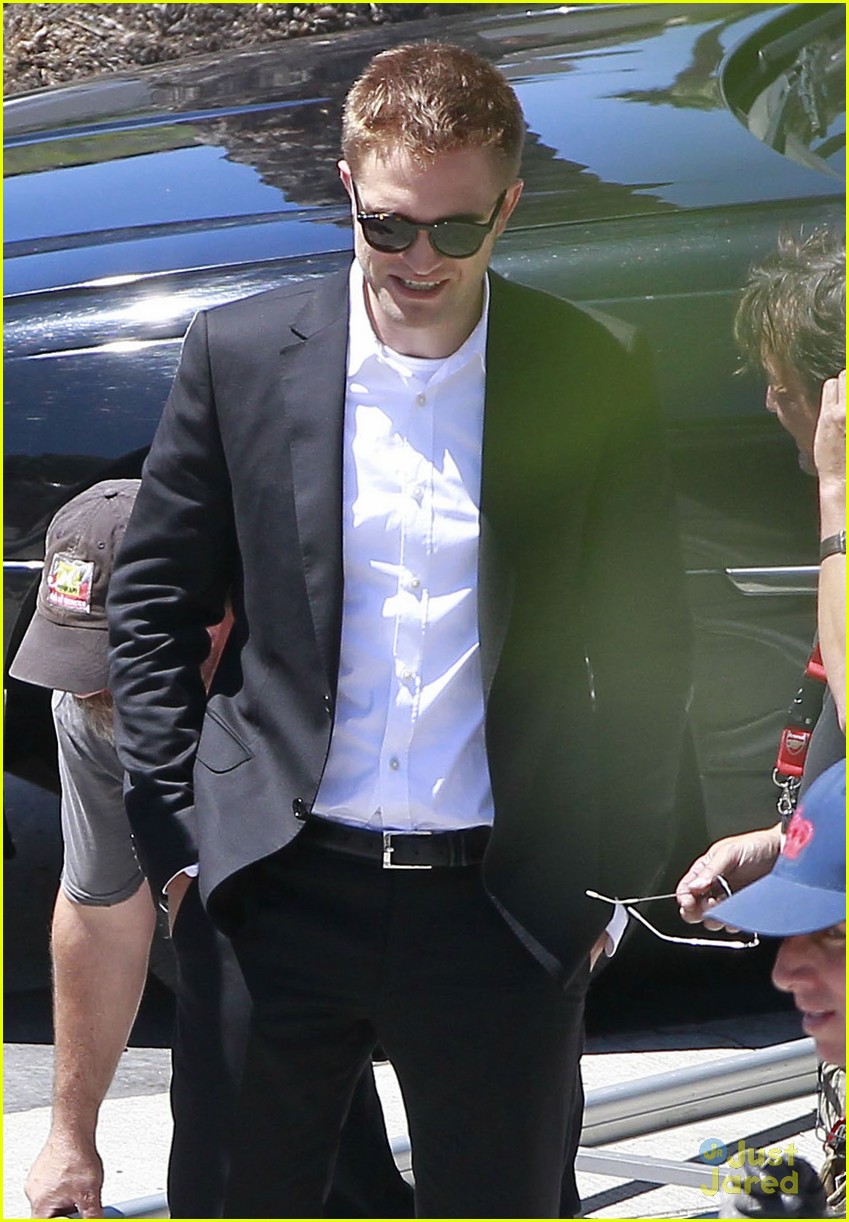 robert pattinson suits up for maps 24