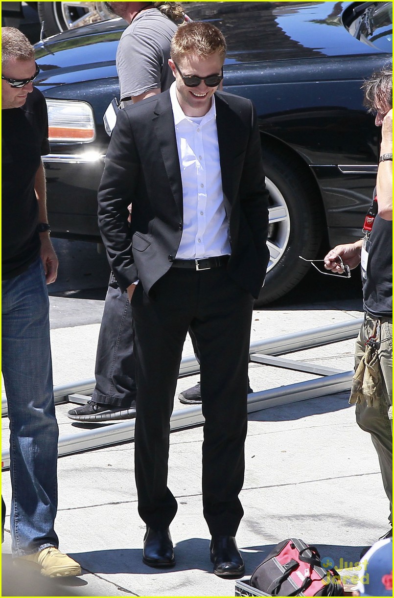 robert pattinson suits up for maps 25