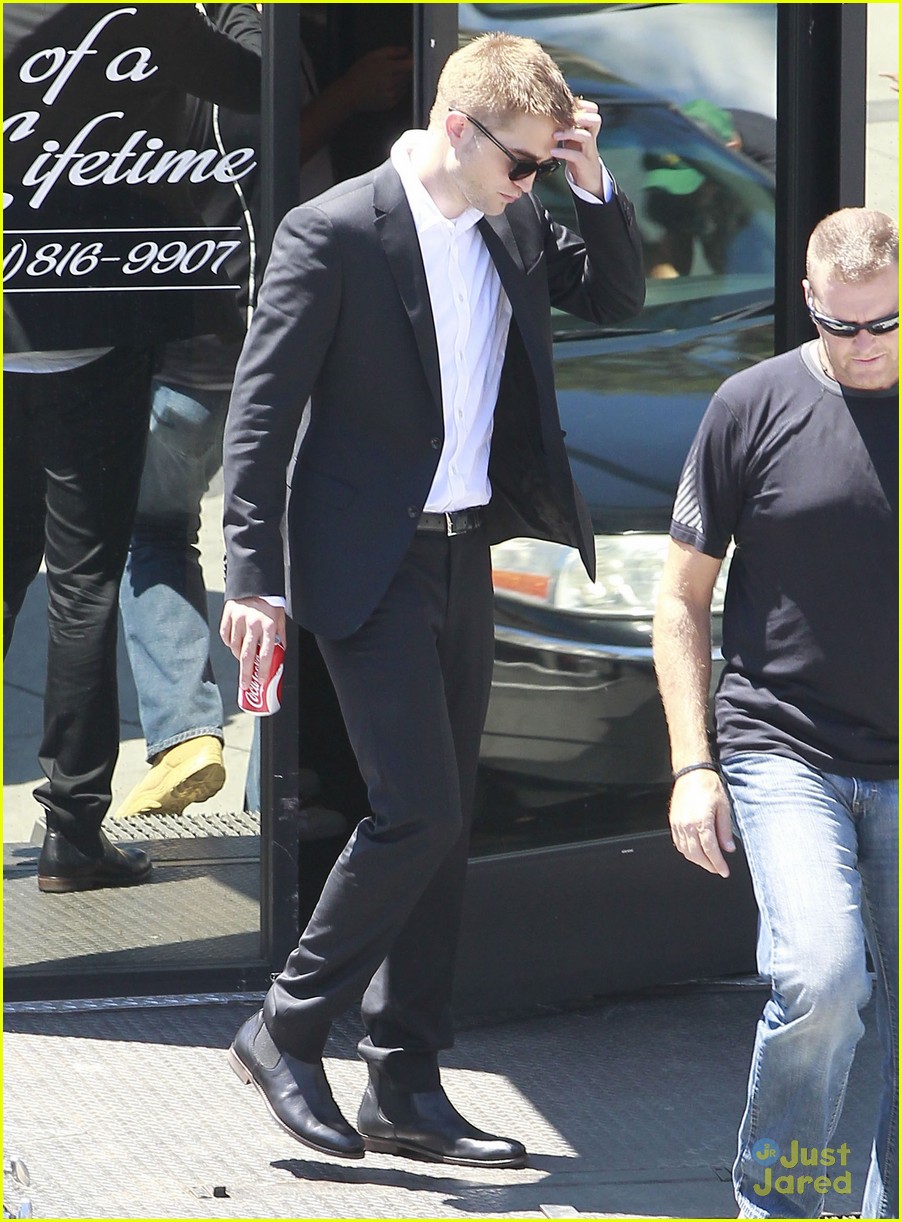 robert pattinson suits up for maps 27