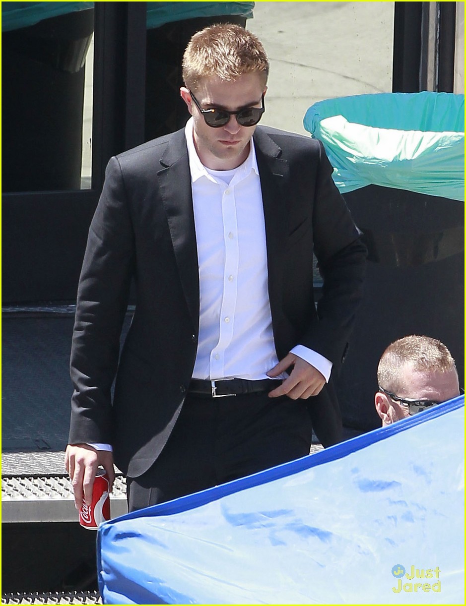 robert pattinson suits up for maps 28