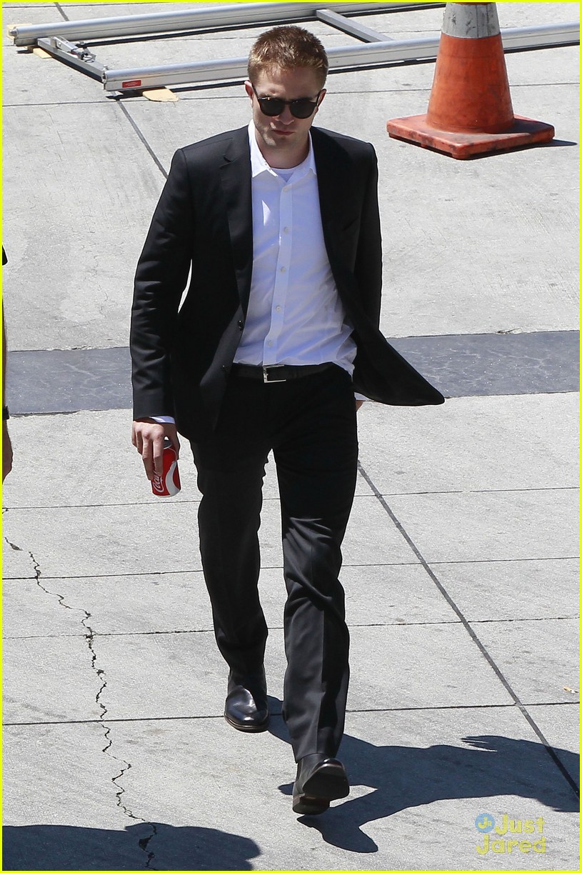 robert pattinson suits up for maps 31