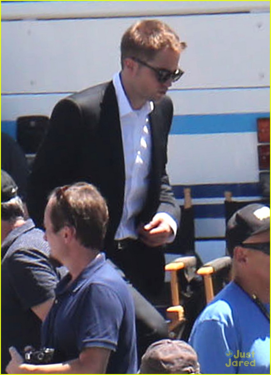 robert pattinson suits up for maps 38