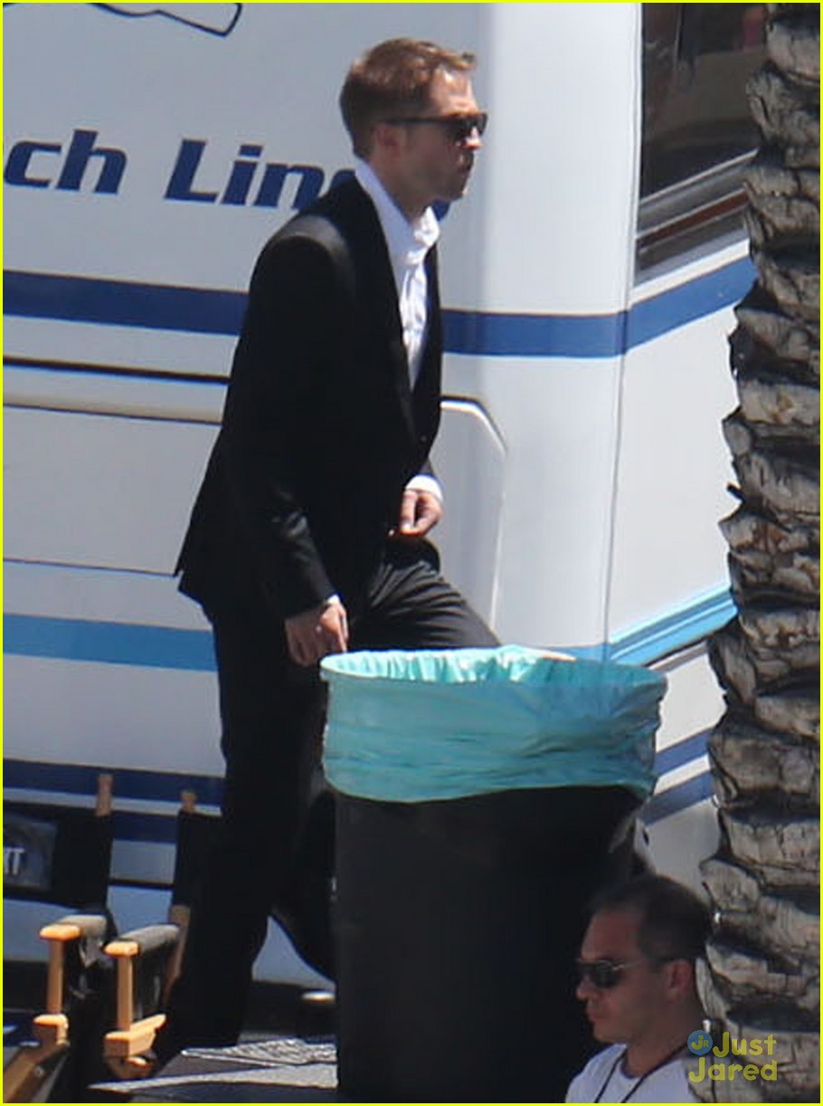 robert pattinson suits up for maps 40