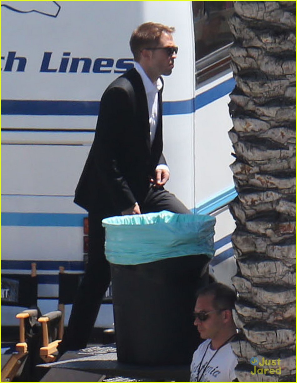 robert pattinson suits up for maps 41