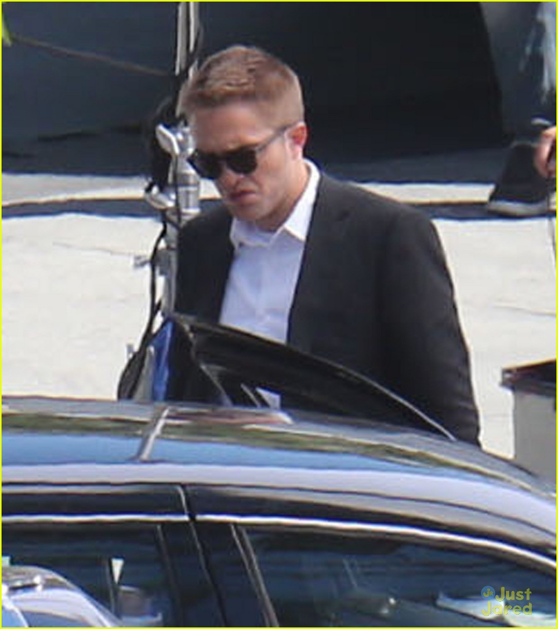 robert pattinson suits up for maps 42