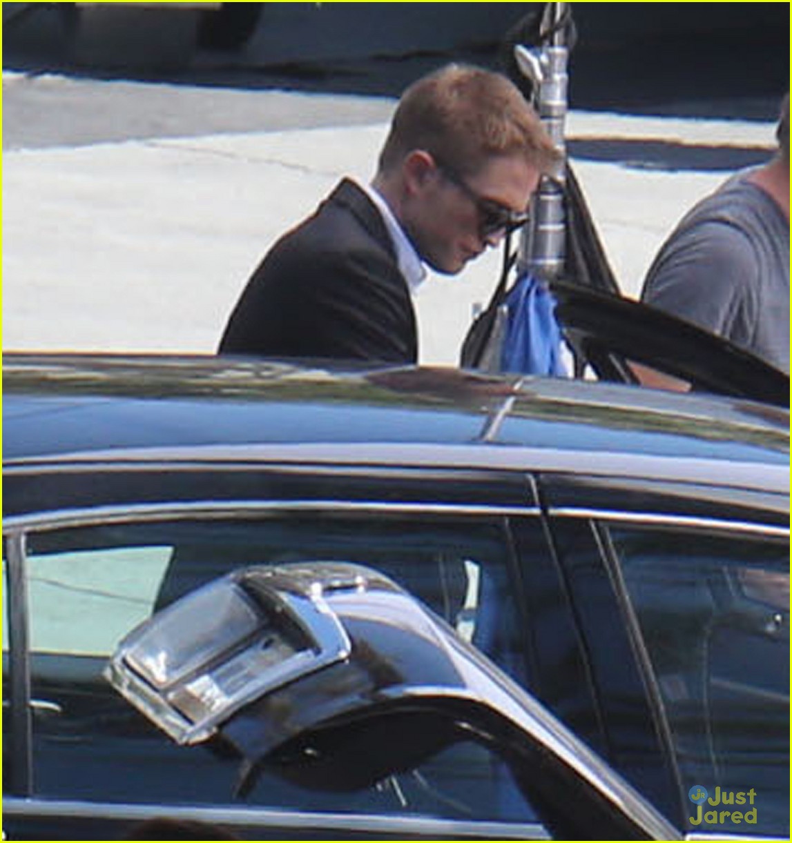 robert pattinson suits up for maps 45