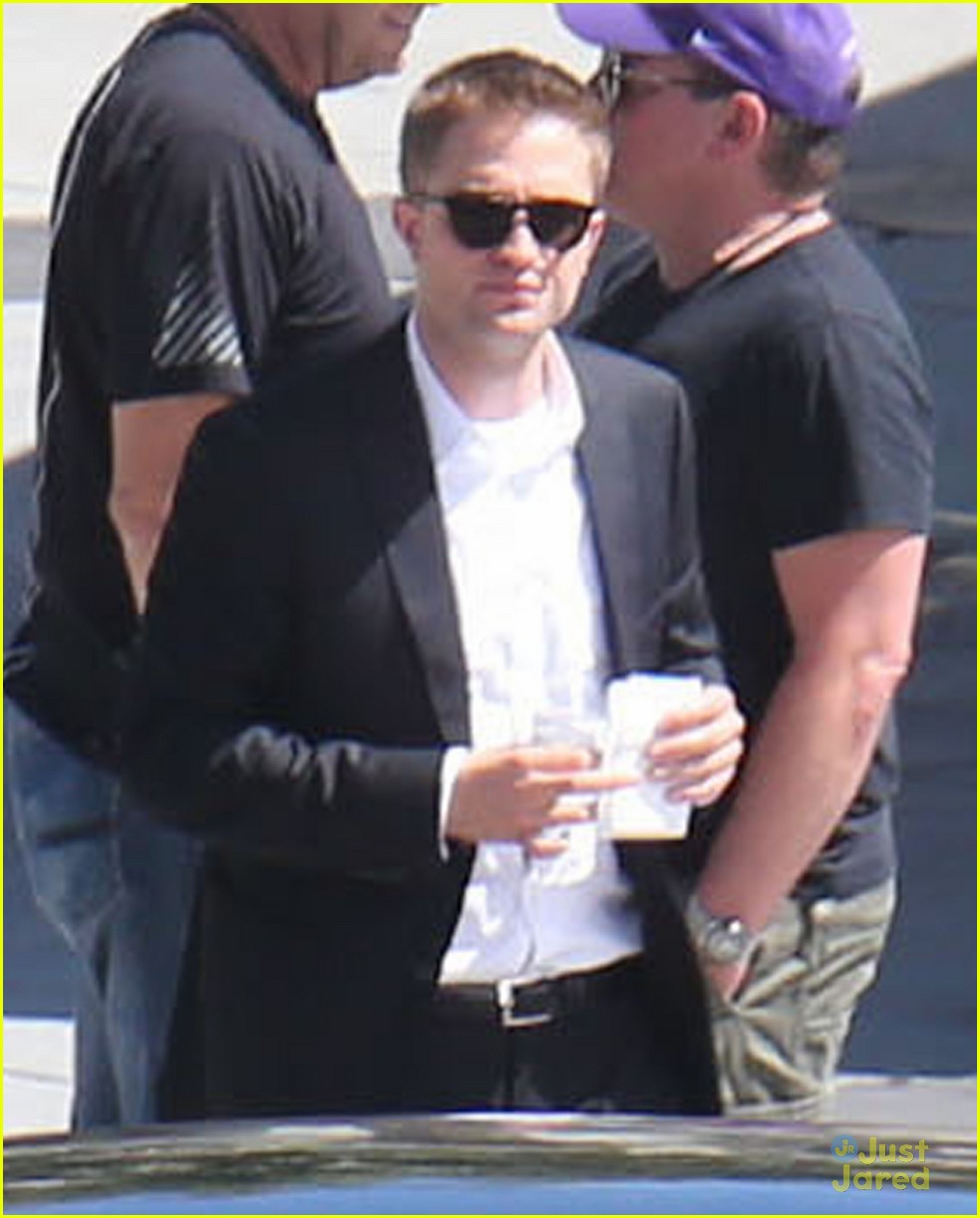 robert pattinson suits up for maps 48