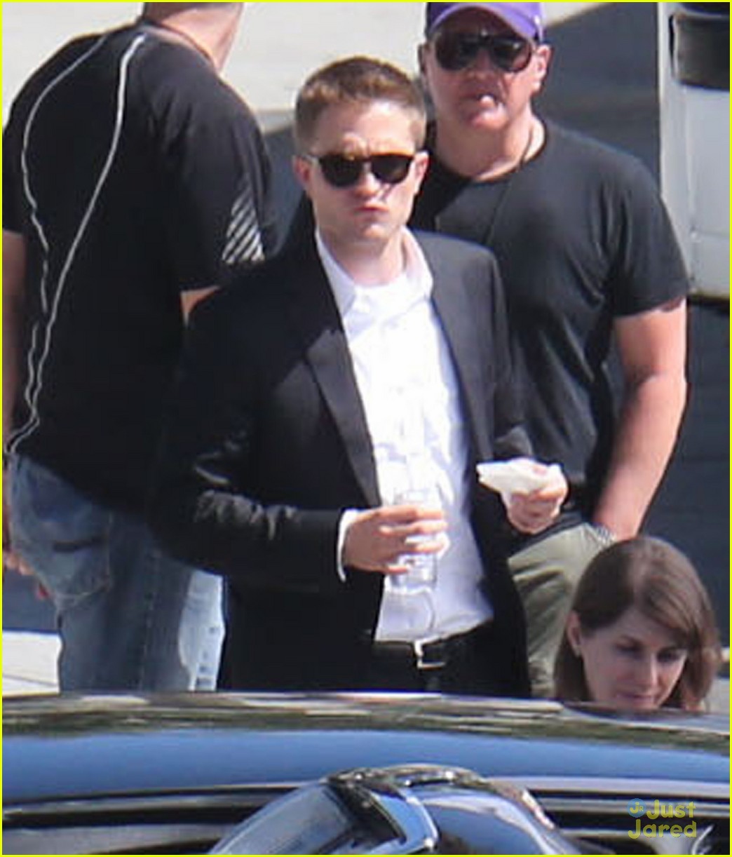 robert pattinson suits up for maps 49