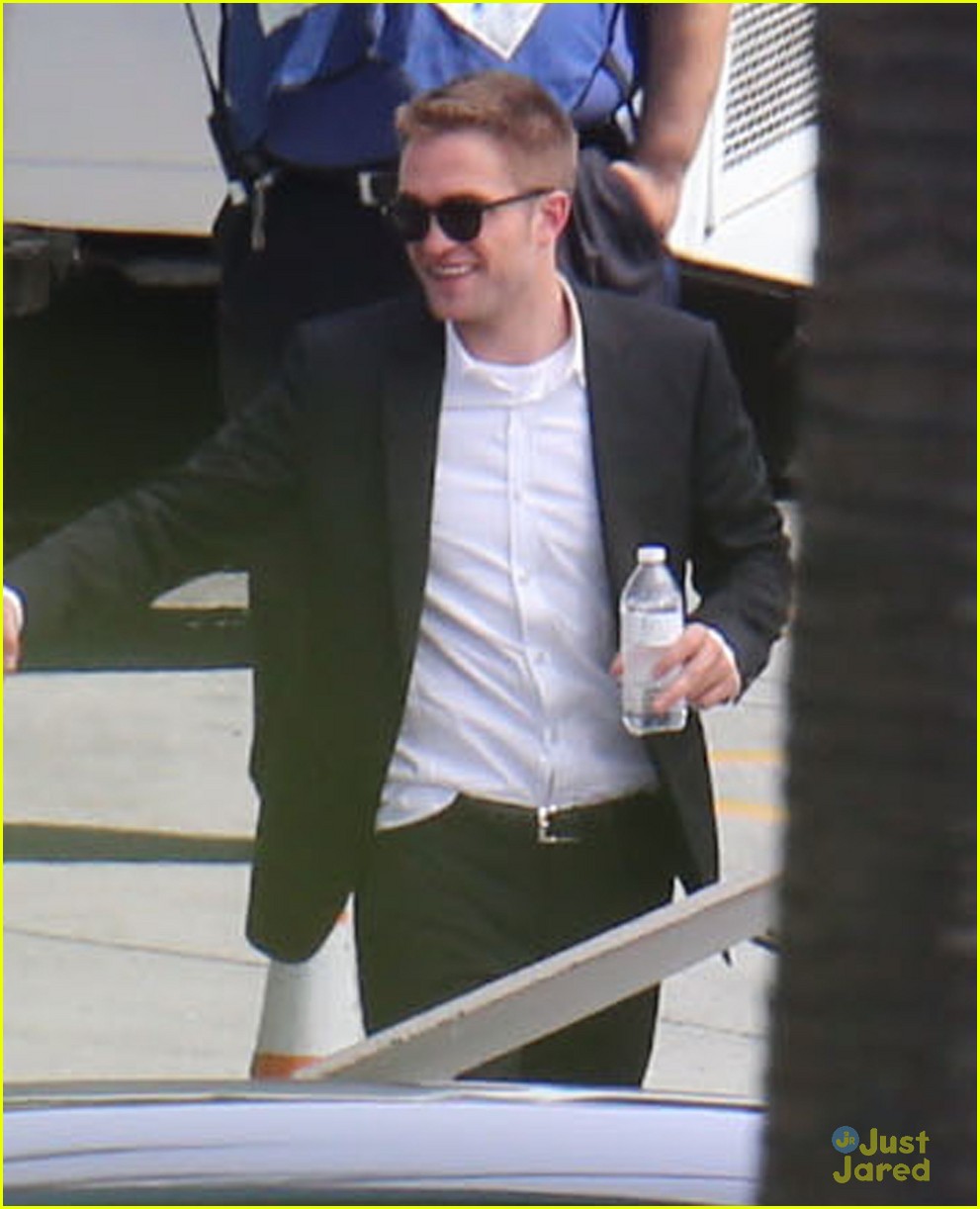 robert pattinson suits up for maps 54