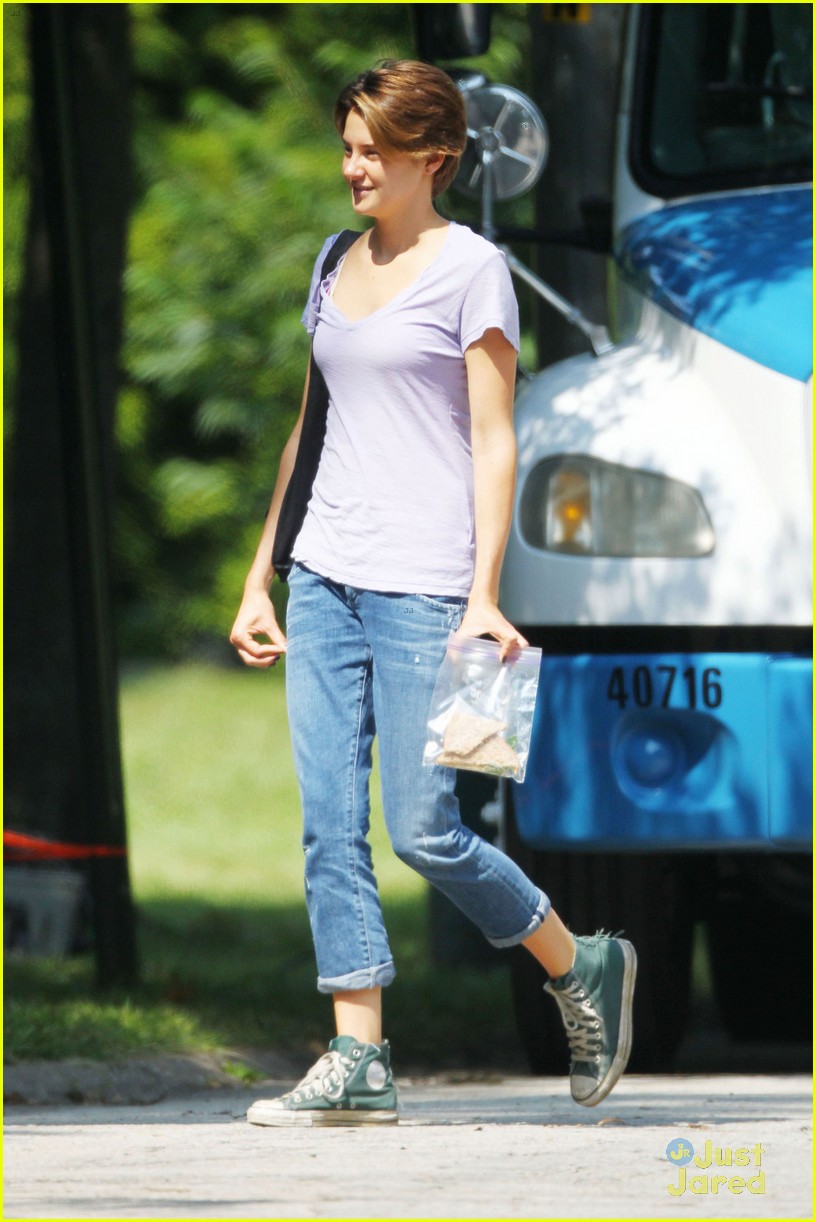 shailene woodley first fault in our stars set pics 05