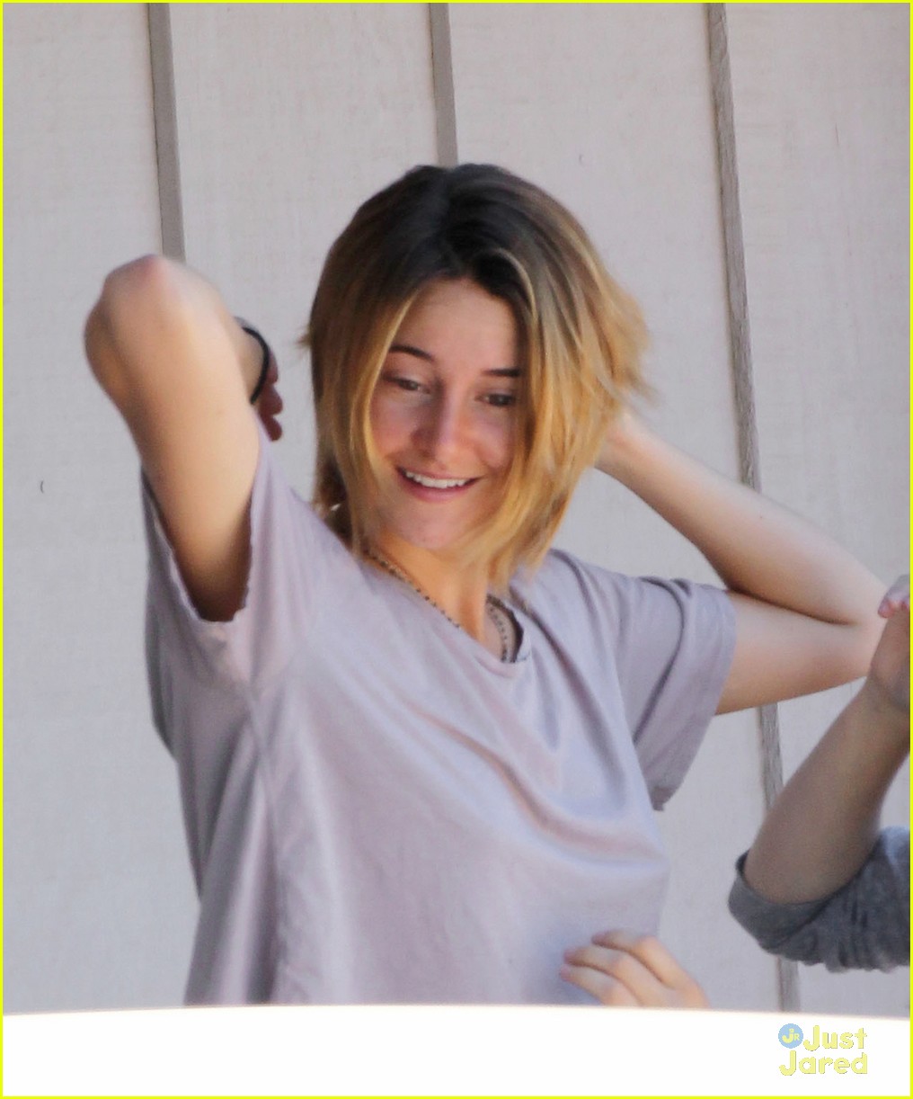 shailene woodley steps out with new short hair 04