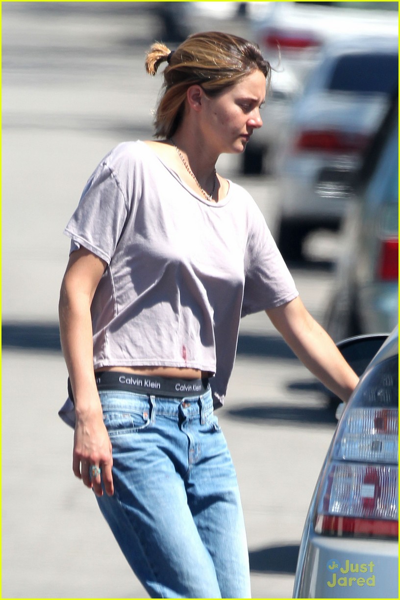 shailene woodley steps out with new short hair 05