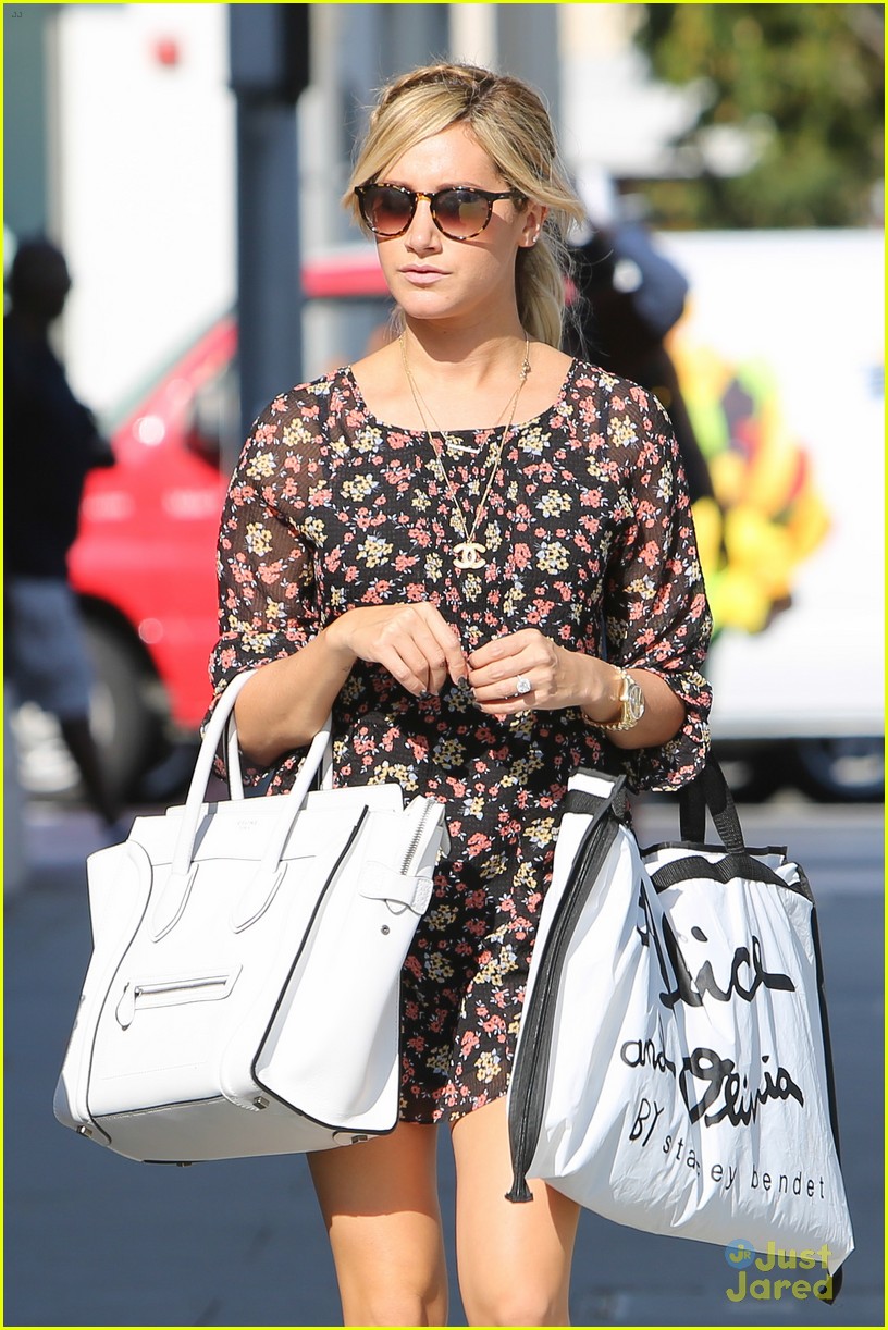 ashley tisdale alice olivia stop with mom 02