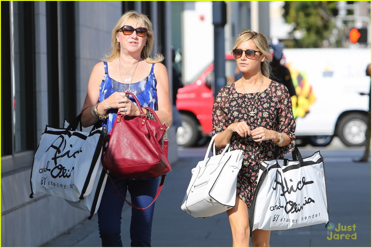 ashley tisdale alice olivia stop with mom 09