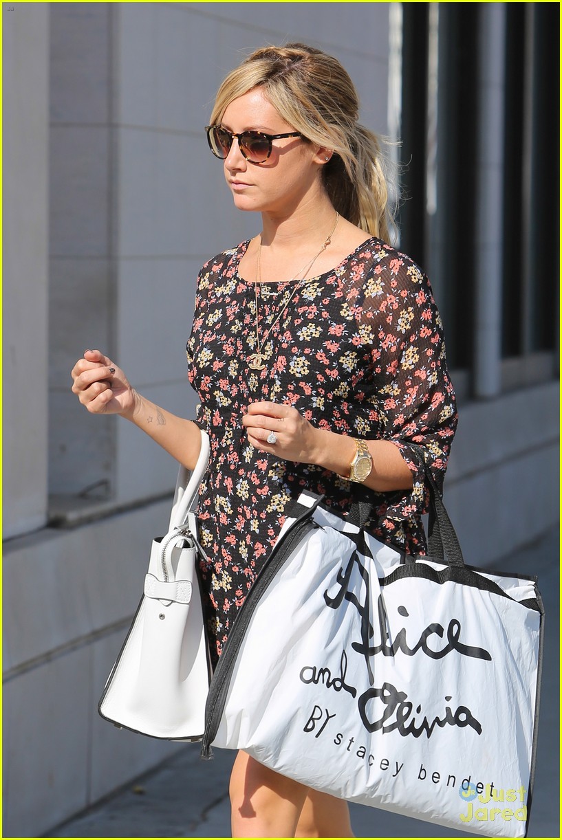 ashley tisdale alice olivia stop with mom 12
