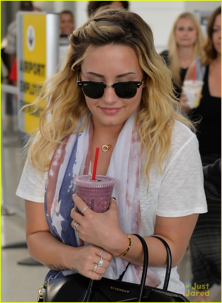 demi lovato lands at newark after trip home 02