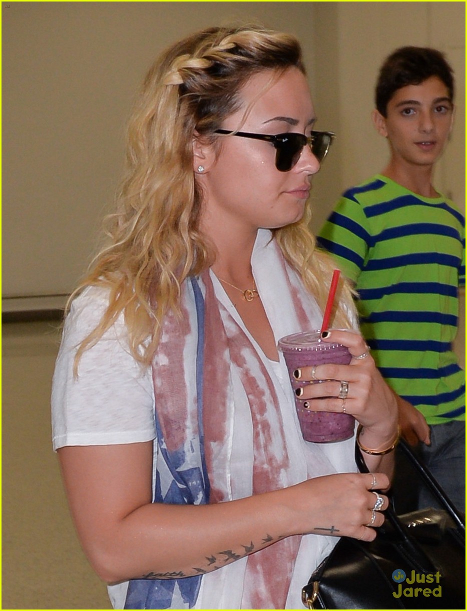demi lovato lands at newark after trip home 04