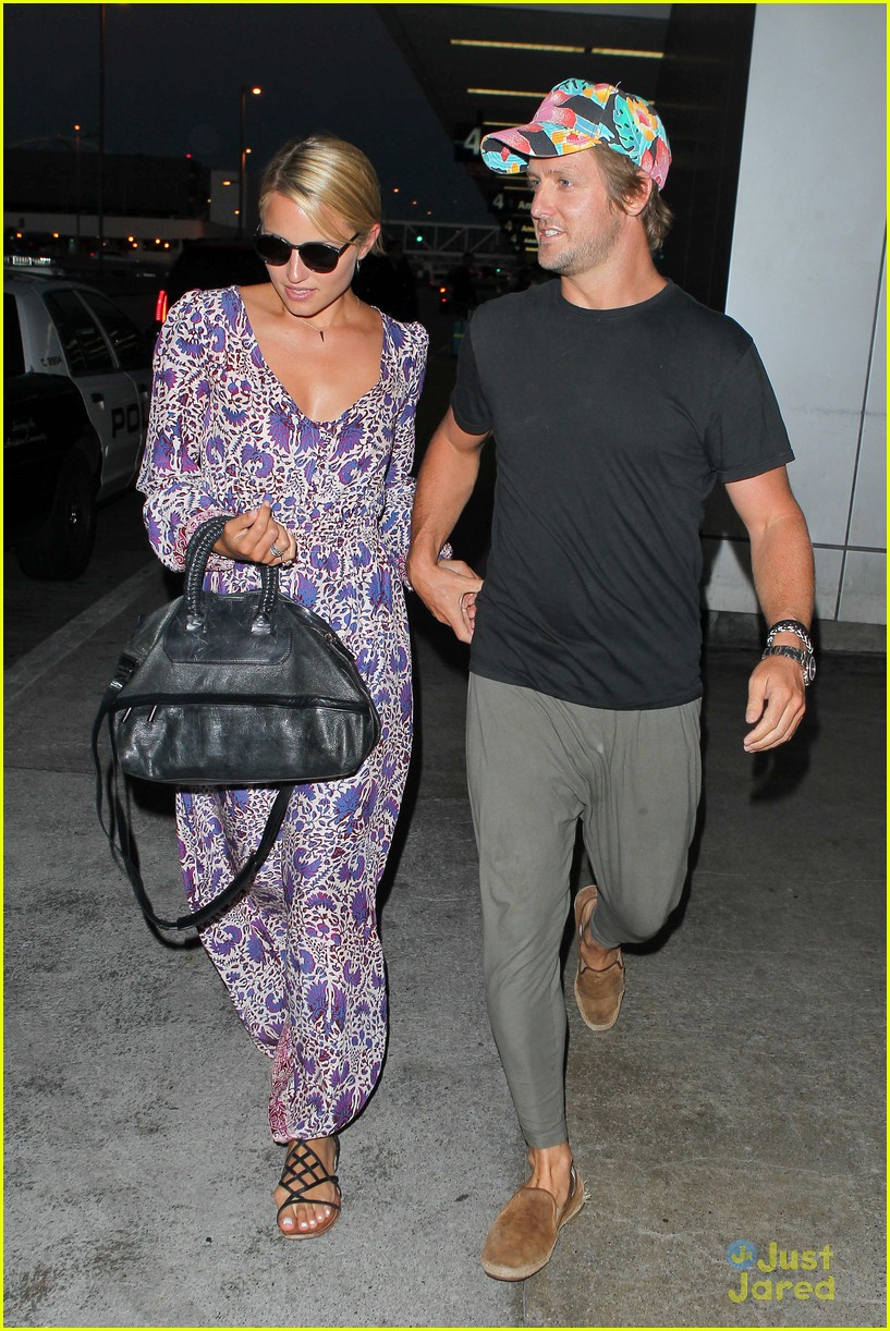 dianna agron nick mathers hold hands at lax 01