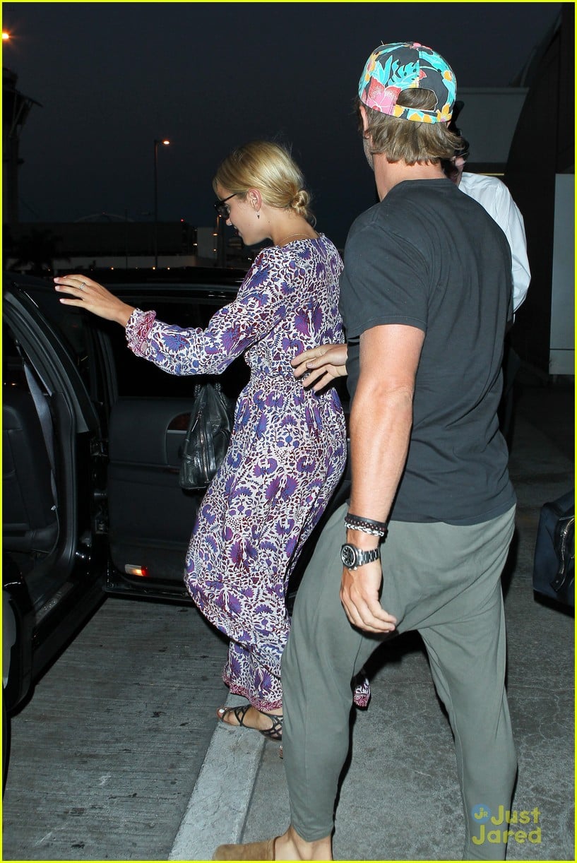 dianna agron nick mathers hold hands at lax 04