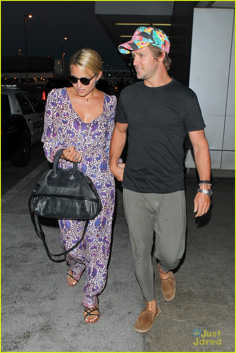 dianna agron nick mathers hold hands at lax 06