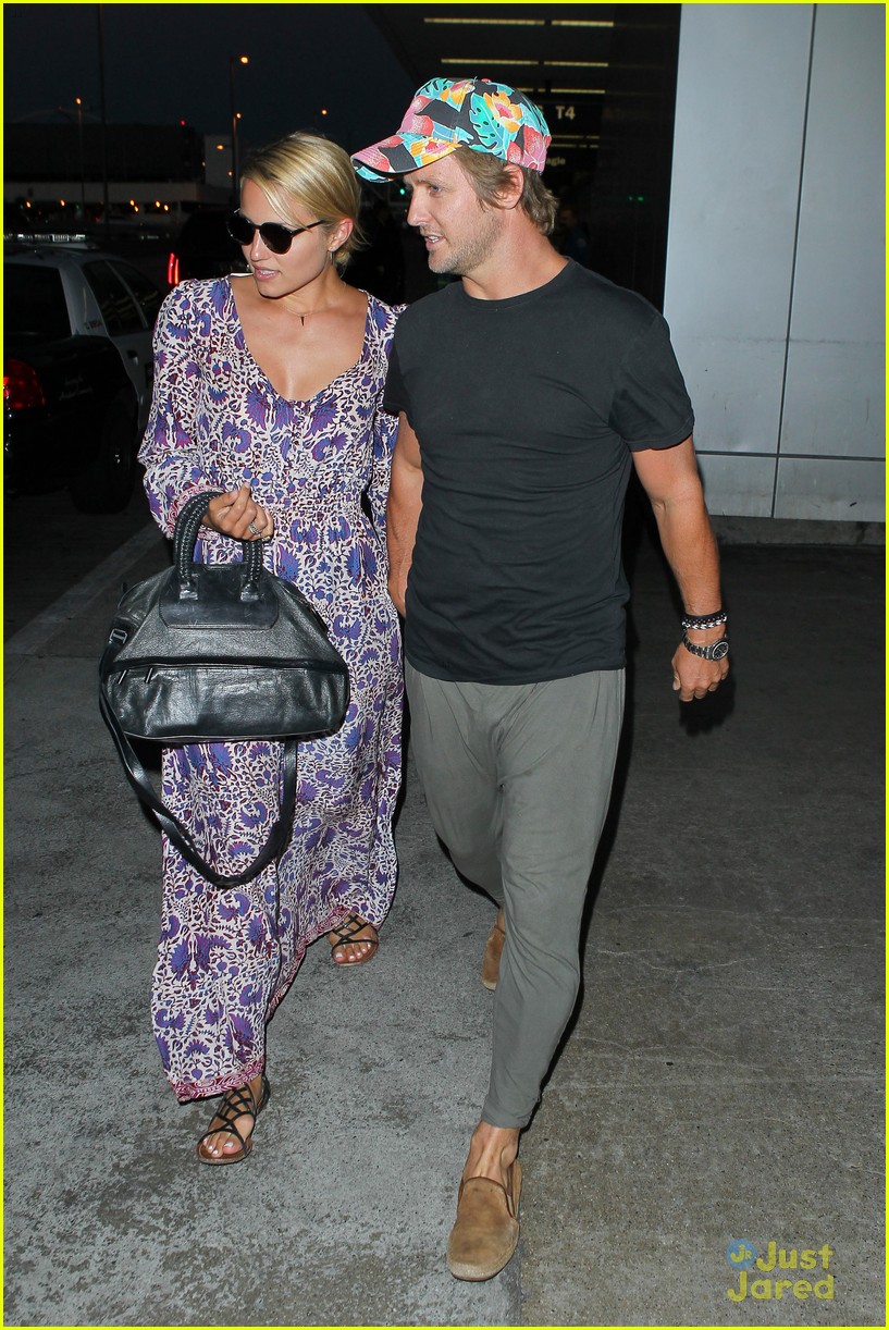 dianna agron nick mathers hold hands at lax 07