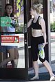 elle fanning subway stop with mom 02