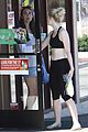 elle fanning subway stop with mom 09