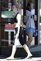 elle fanning subway stop with mom 14