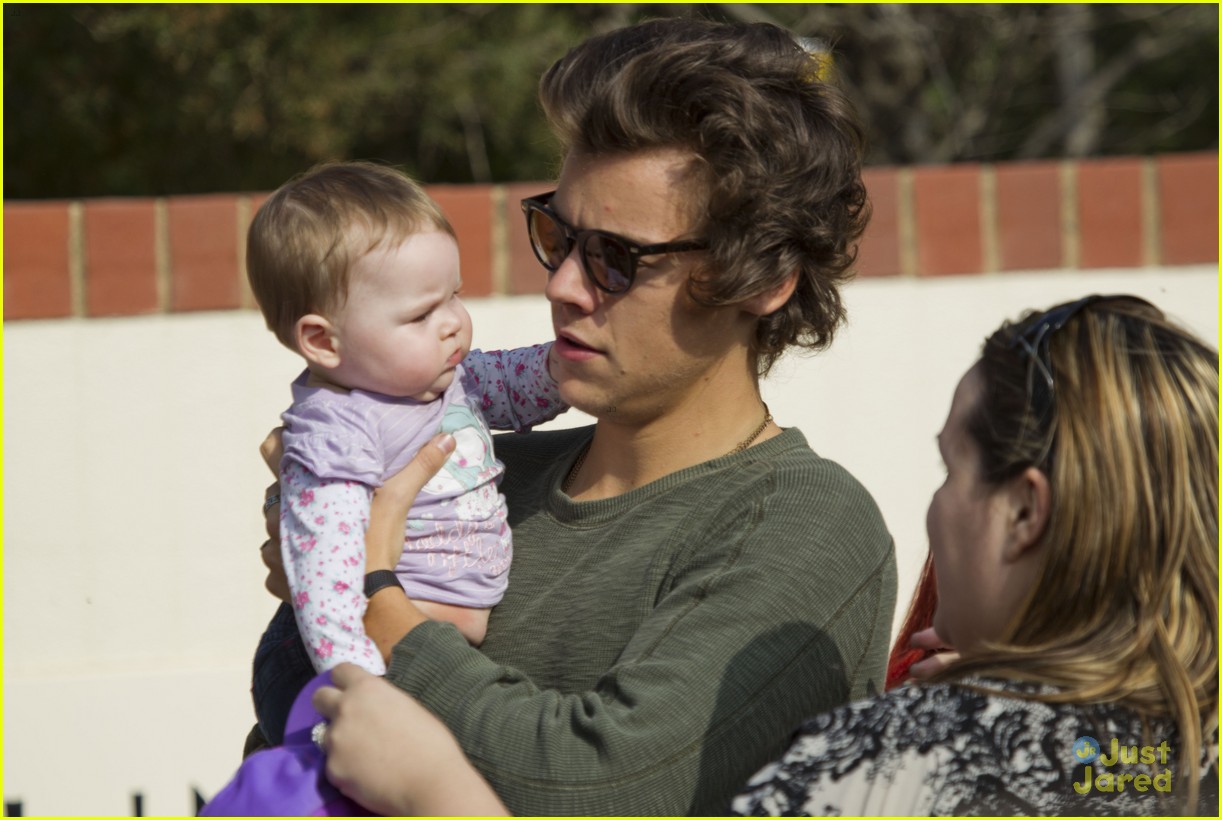 harry styles holds adorable baby fan in australia 23