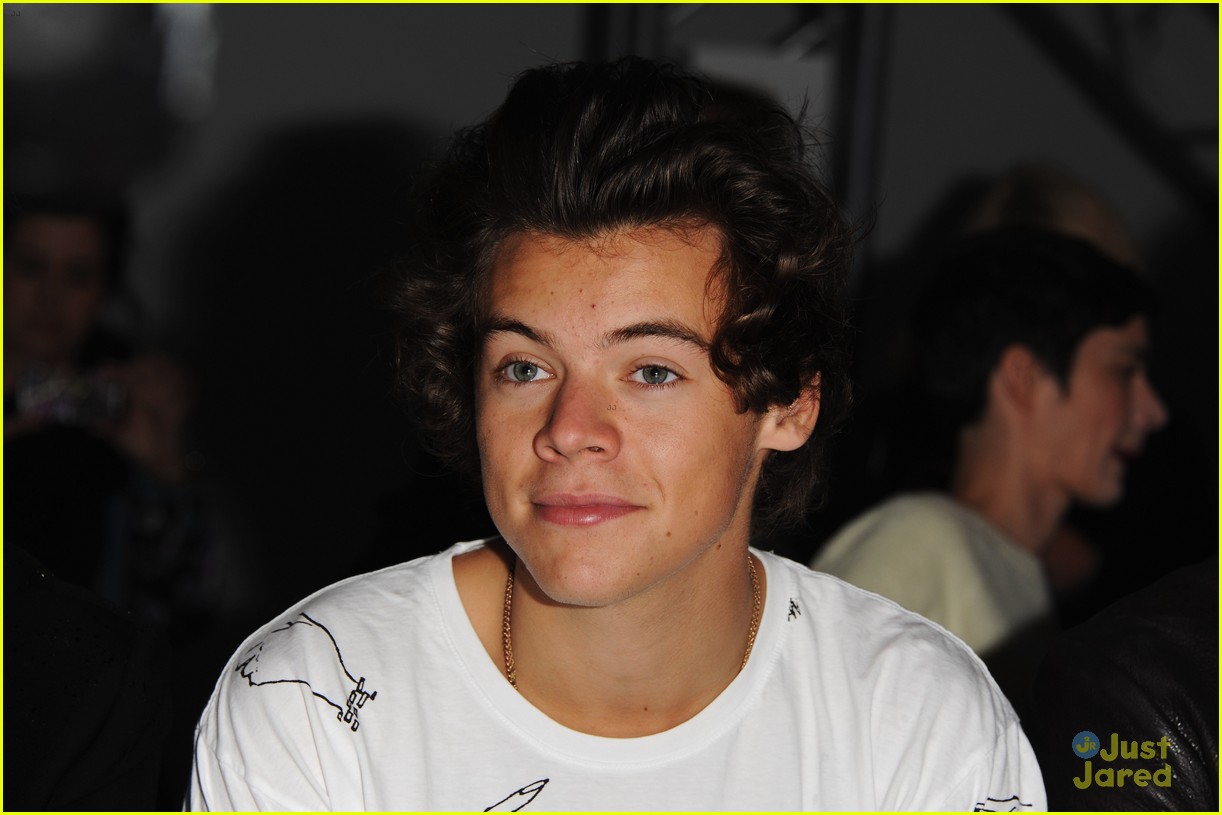 harry styles front row at fashion east 02