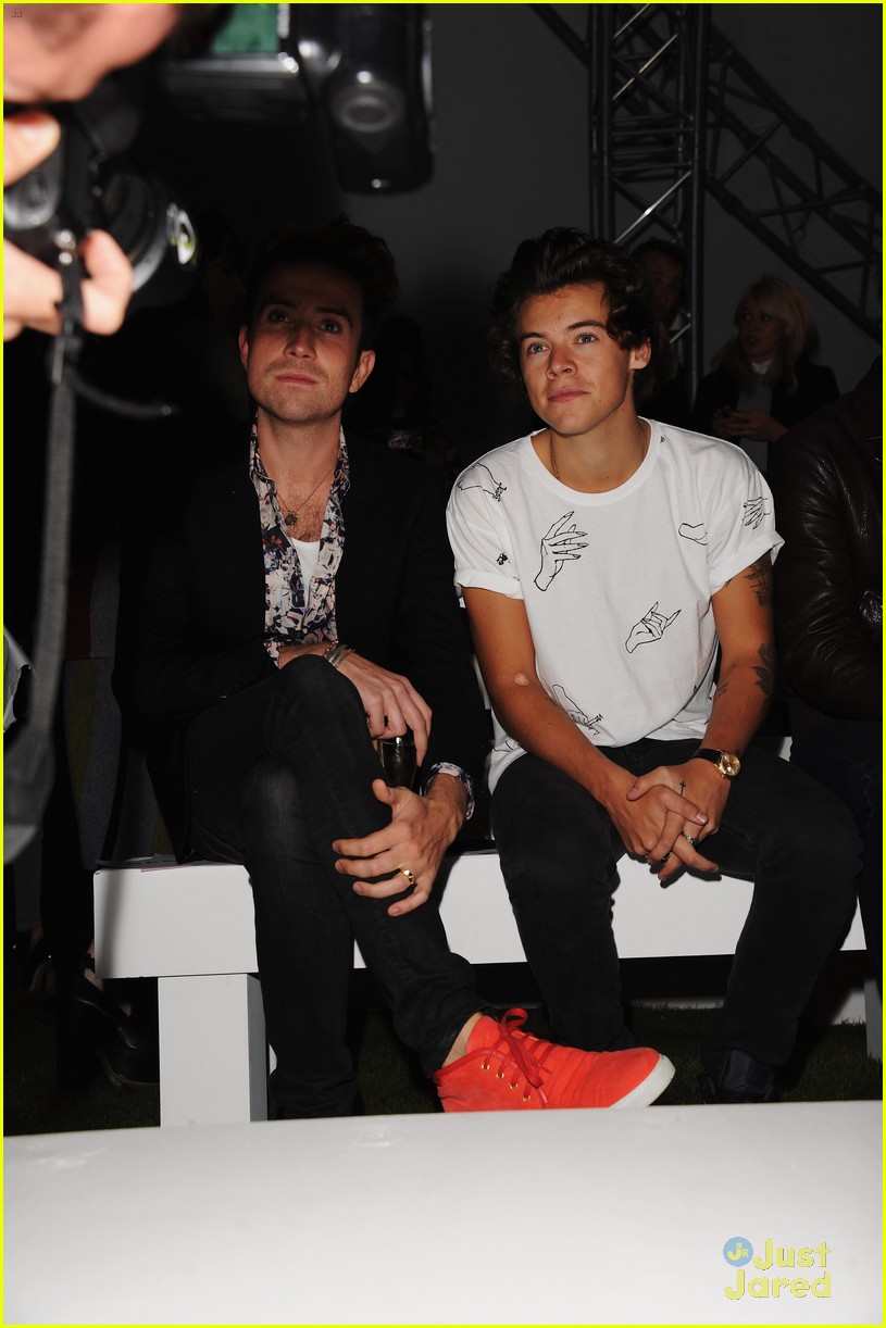 harry styles front row at fashion east 04