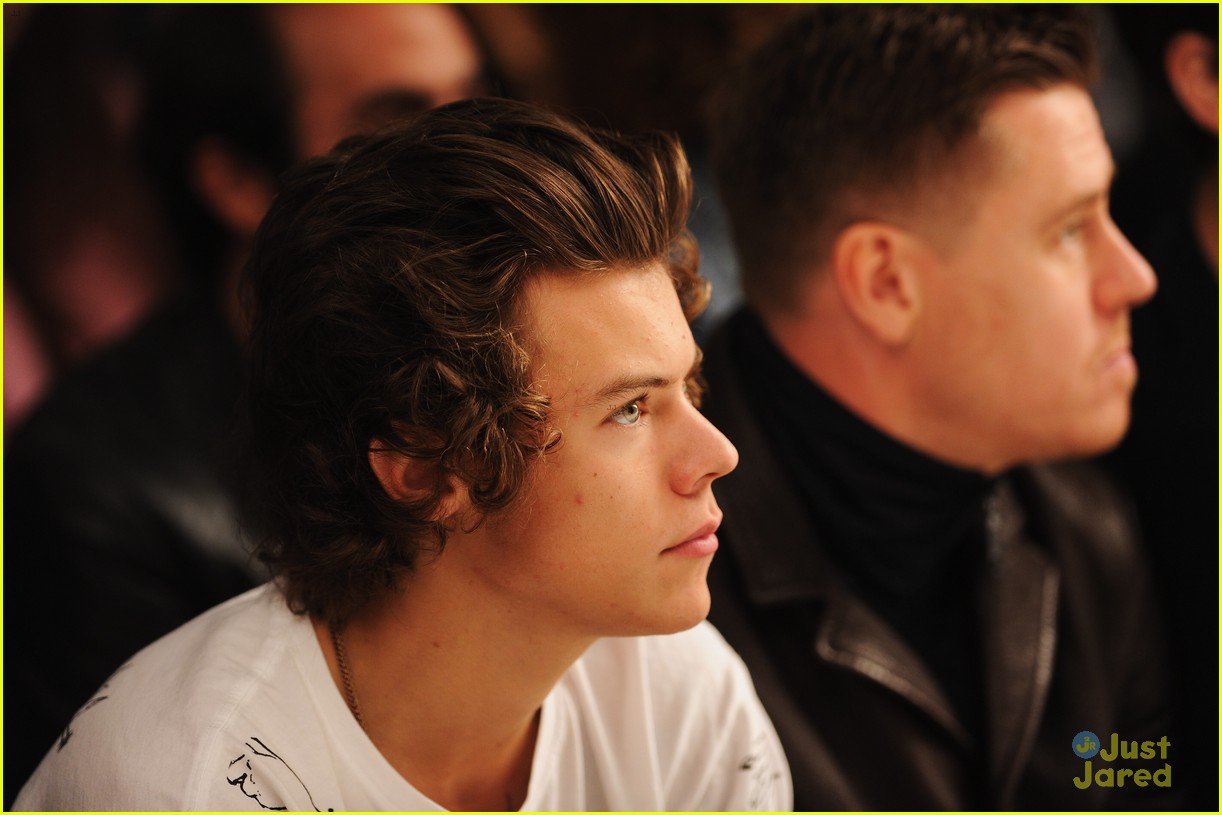 harry styles front row at fashion east 05