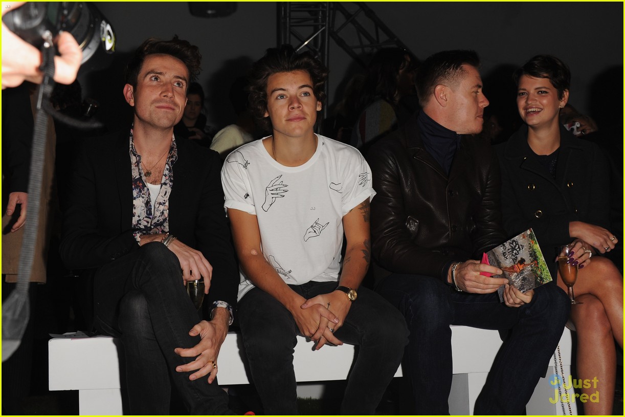 harry styles front row at fashion east 08