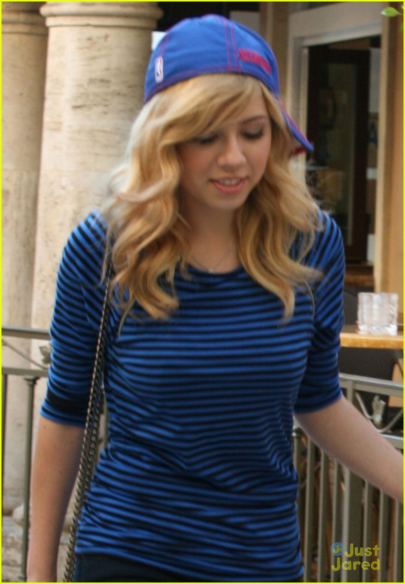 jennette mccurdy holds hands with nba player andre drummonds 02