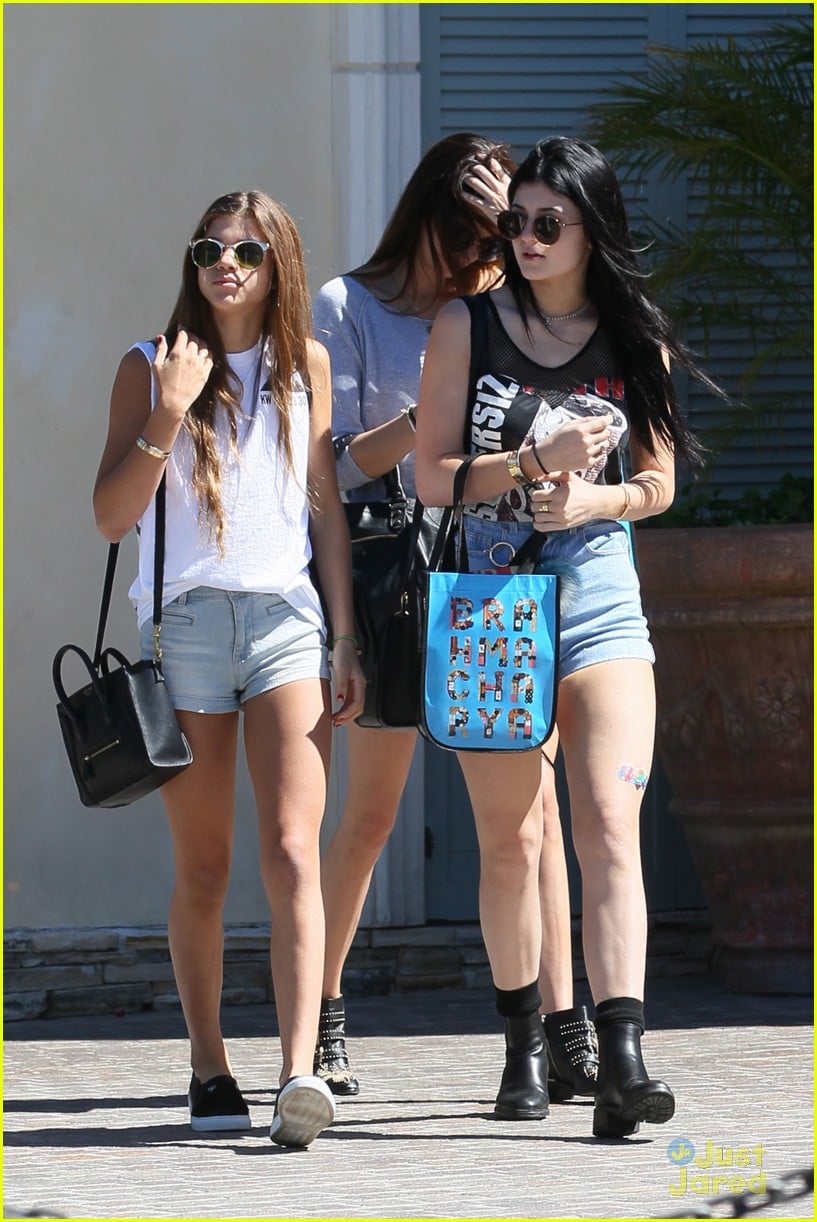 kylie kendall jenner saturday shopping sisters 20
