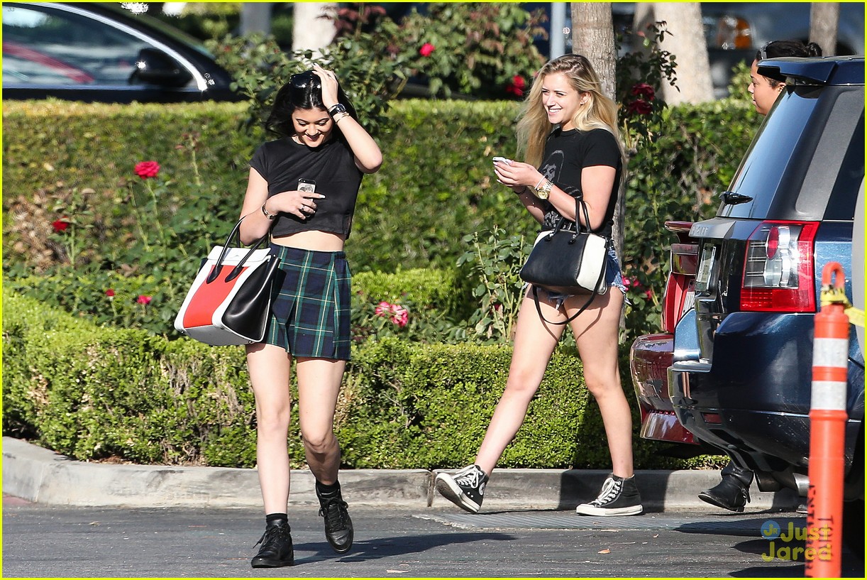 kendall kylie jenner separate lunch outings 09