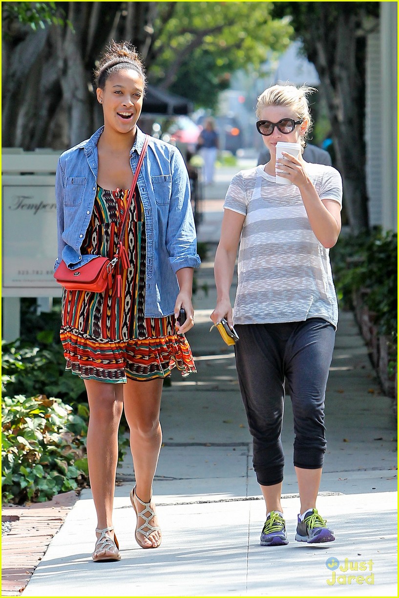 julianne hough alfred cafe before thr party 15