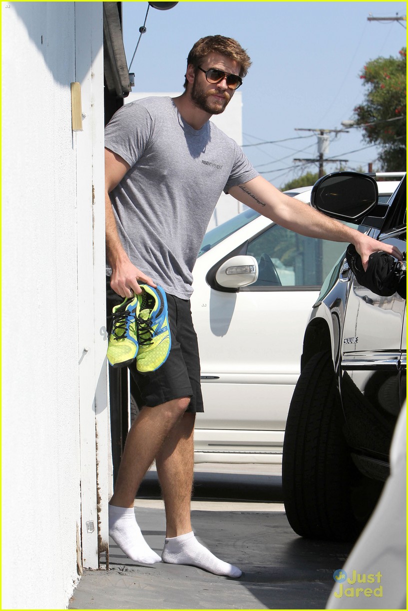 liam hemsworth leaves the gym barefoot 01