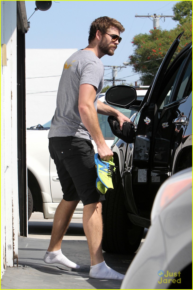 liam hemsworth leaves the gym barefoot 03