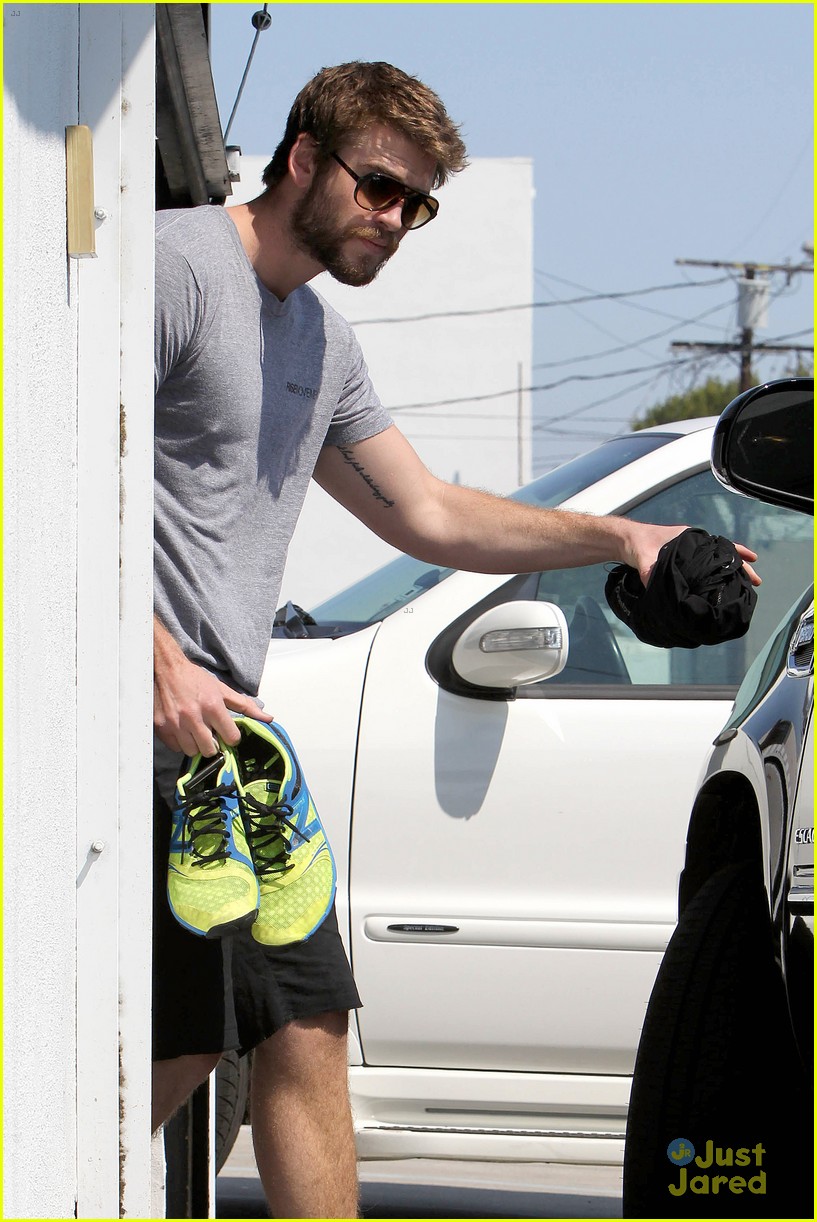 liam hemsworth leaves the gym barefoot 04