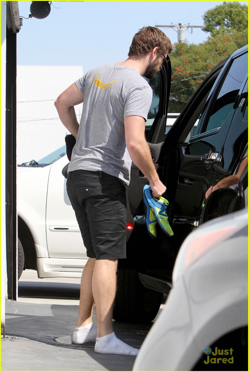 liam hemsworth leaves the gym barefoot 05