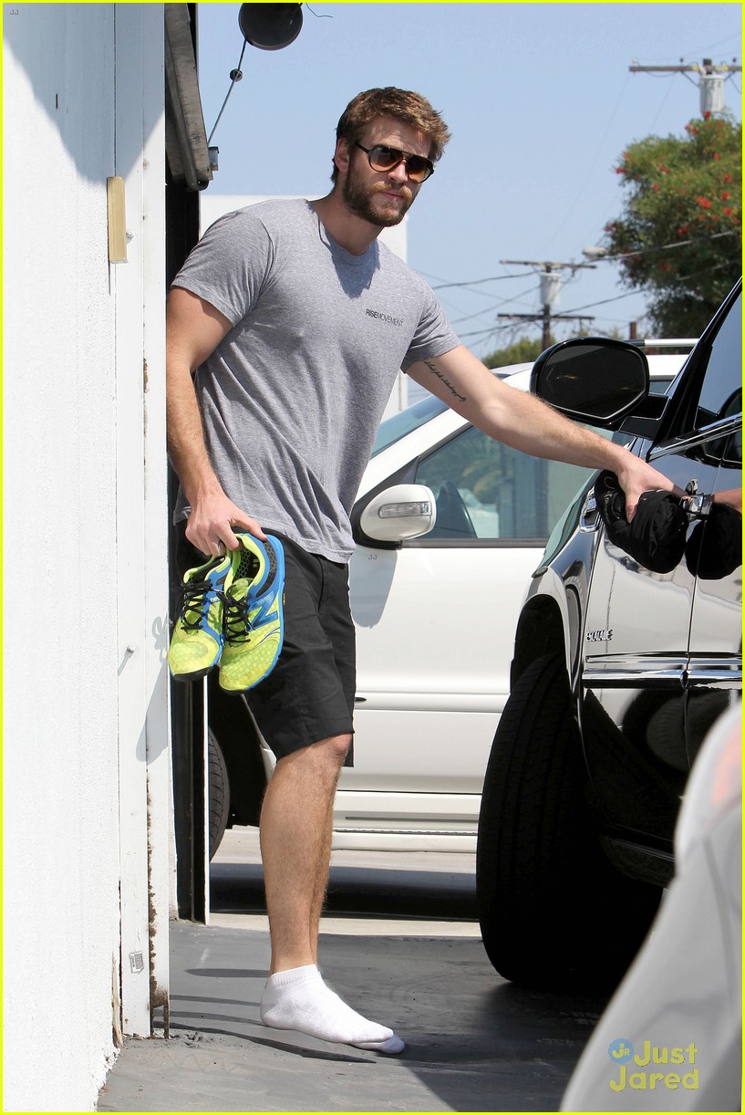 liam hemsworth leaves the gym barefoot 06