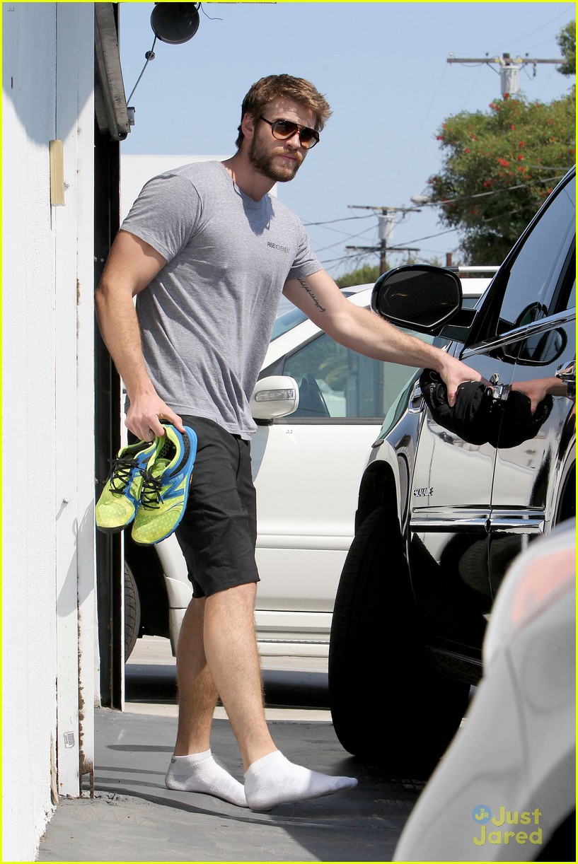 liam hemsworth leaves the gym barefoot 07