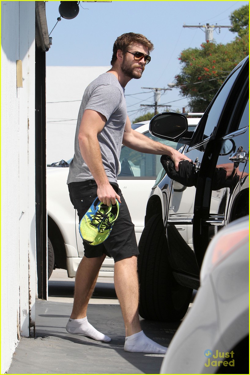 liam hemsworth leaves the gym barefoot 09