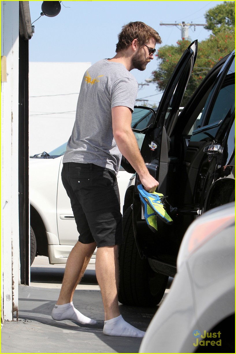 liam hemsworth leaves the gym barefoot 10
