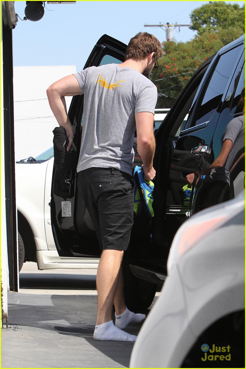 liam hemsworth leaves the gym barefoot 11