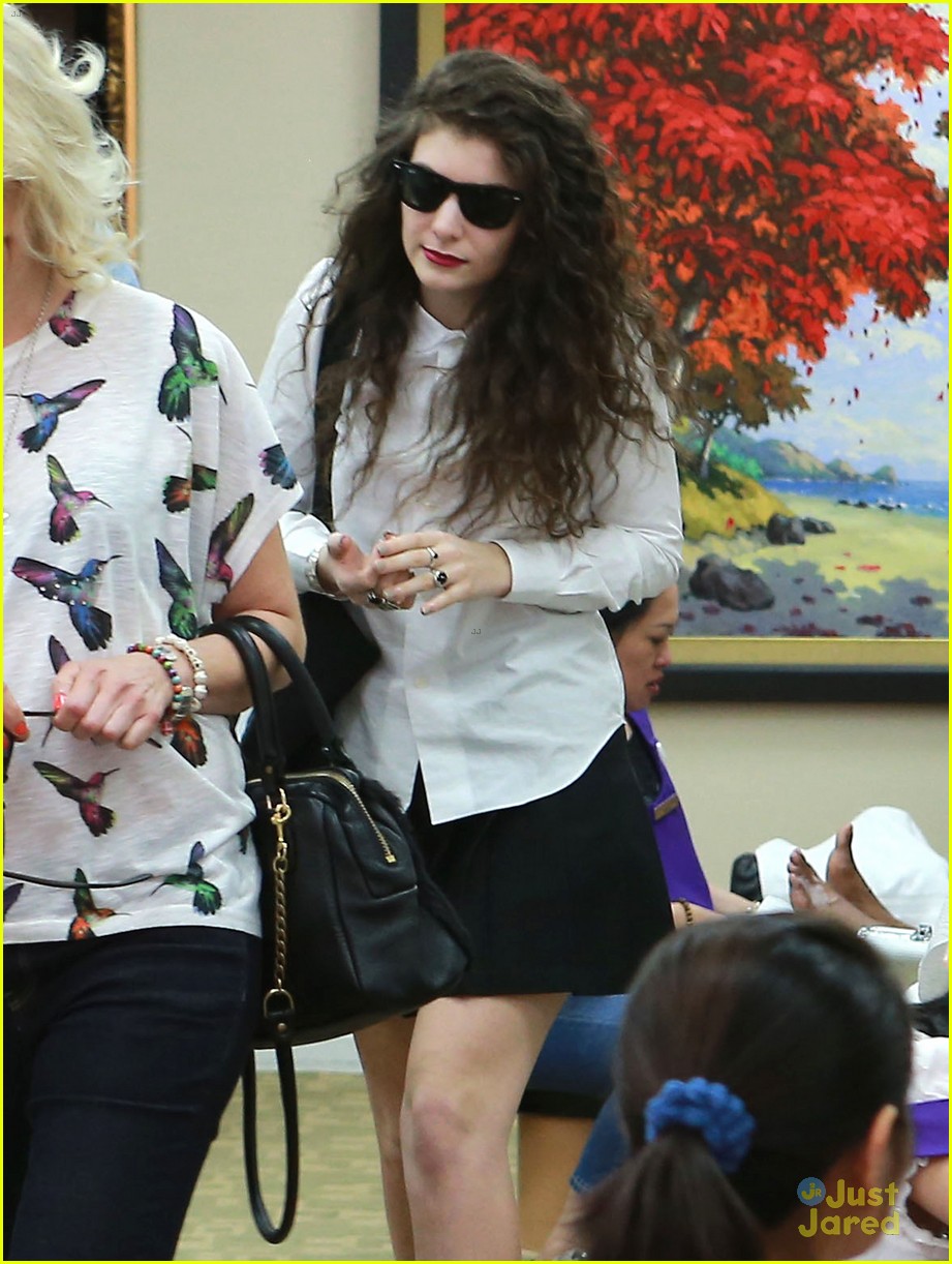 lorde nail salon stop before hollywood show 02