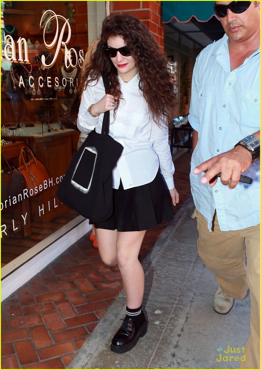 lorde nail salon stop before hollywood show 03